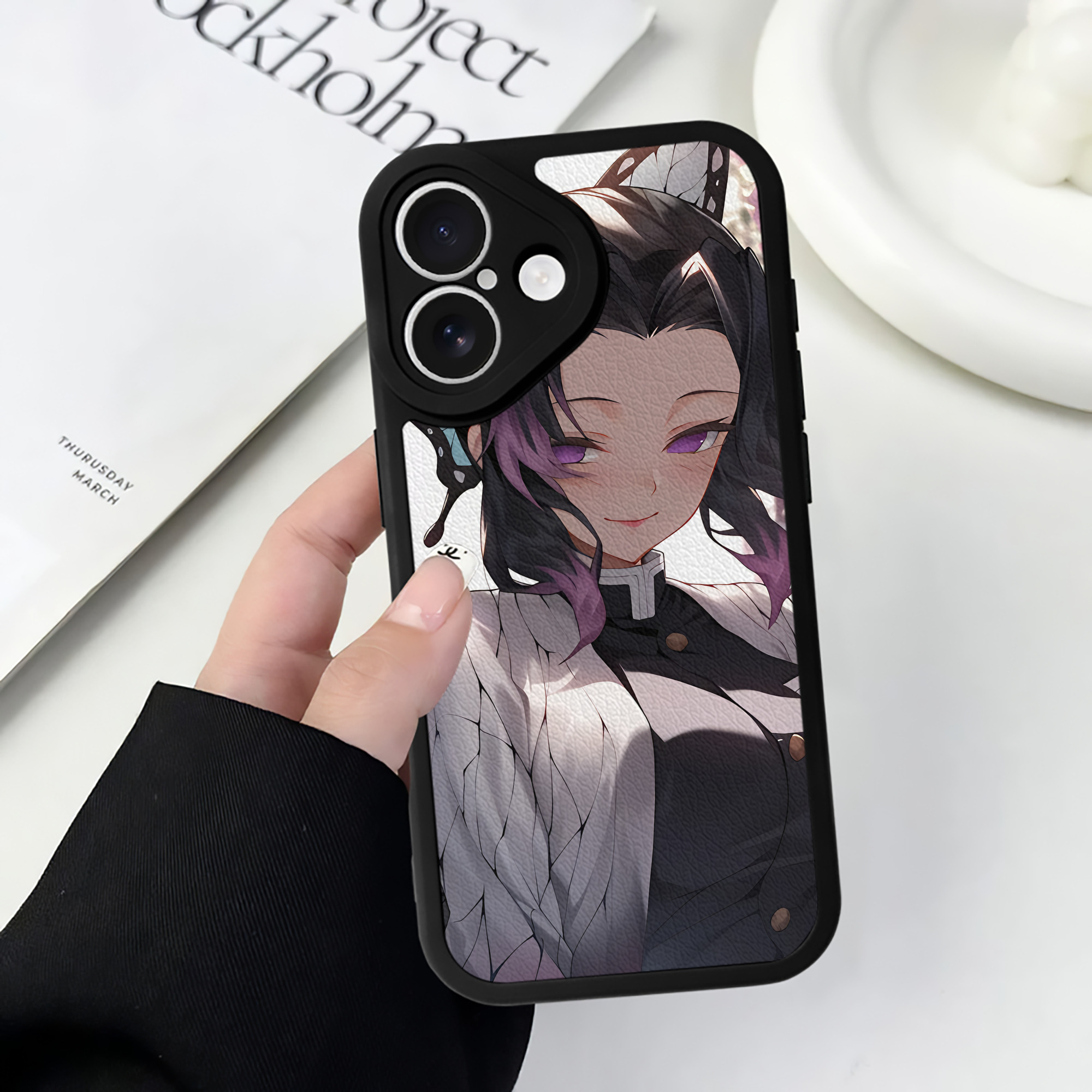 （画像用） 鬼滅の刃（きめつのやいば）蟲柱-胡蝶 しのぶ／こちょう しのぶ Kochou Shinobu 【iPhone 16シリーズ対応】シリコンスマホケース（レザー調） 材質：シリコン